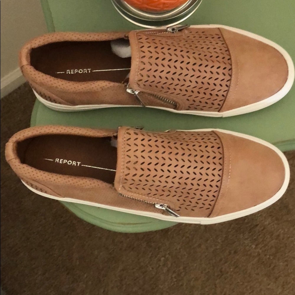 Report women’s size 9 shoes